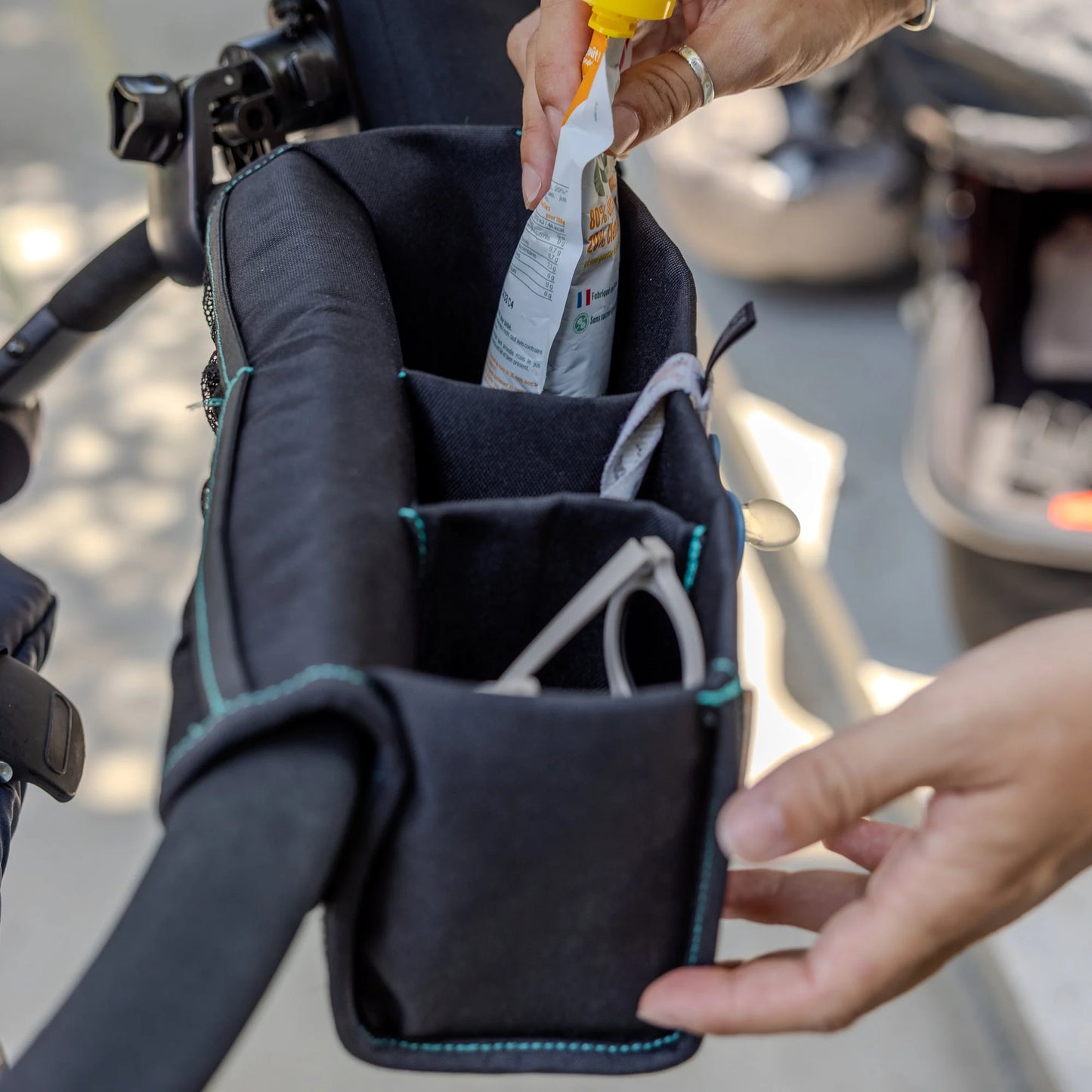 Ezimoov babakocsira szerelhető  tároló